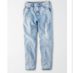 American Eagle Size 12 regular relaxed mom fit jeans! Light wash!
